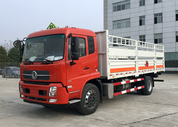 東風(fēng)天錦6.6米8.6噸氣瓶運(yùn)輸車(chē)