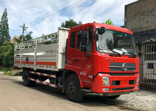 東風(fēng)天錦6.6米8.6噸氣瓶運(yùn)輸車(chē)