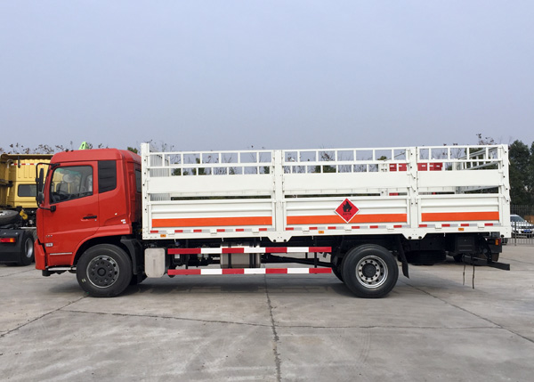 東風(fēng)天錦6.6米8.6噸氣瓶運(yùn)輸車(chē)