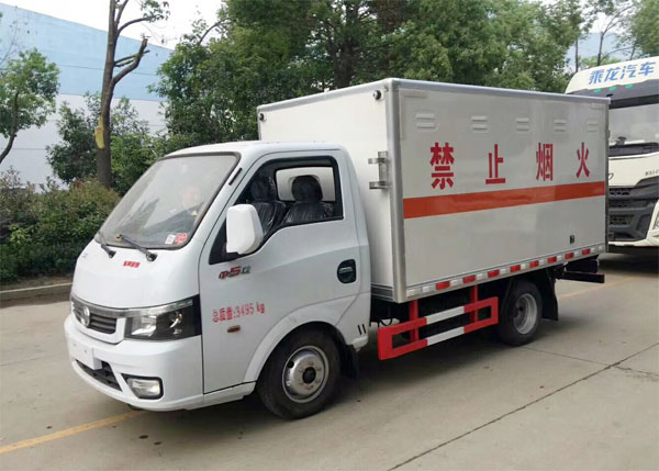 東風(fēng)途逸小型3米易燃液體運輸車